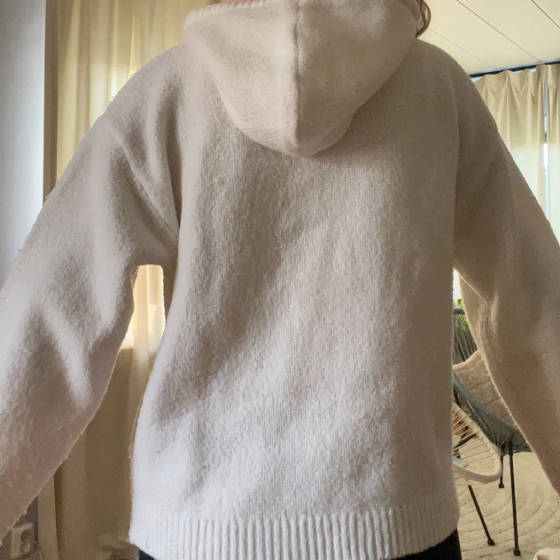 Vit stickad hoodie från BikBok - 1