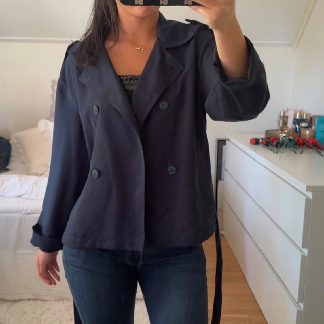 Mörkblå trenchcoat med bälte