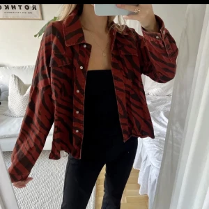 Jeansjacka i snyggt mönster  - Jeansjacka i snyggt mönster från Zara, nyskick!