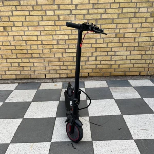 El-Scooter - Bromsarna och accelerationen är väldigt bra, 25km räckvidd, +20 kmh. Tar Swish och Kontakt.