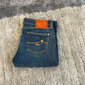 Blå jeans från Jacob Cohen - Snygga blå jeans från Jacob Cohen. Ny priser ca 5500kr. Mitt pris 1499kr! Priset ör ej hugget i sten! Hör av dig vid funderingar 