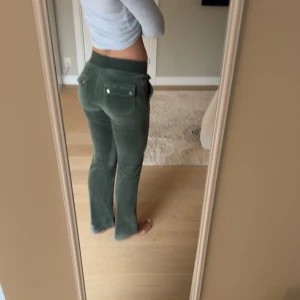 Gröna juicy byxor  - Jättesköna mjukis ja inte använder så mycket, snöret e borta men de kan vikas ner så de inte syns💗