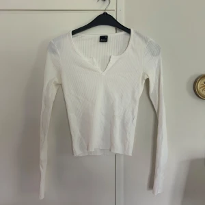 Vit ribbad långärmad topp - Säljer en vit långärmad topp från Gina Tricot i ribbat material. Säljer även i svart.