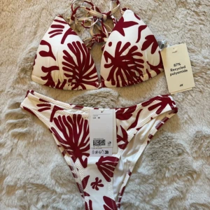 Vit och röd bikini från H&M, XS - Snygg bikini från H&M i storlek XS , Aldrig använd lapp och all original förpackning kvar. Bottendelen är cheeky och överdelen har medel pushup.