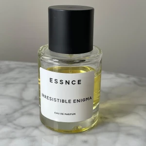 ESSNCE Irresistible Enigma - Essence parfym Irresistible Enigma, den ska likna prada paradoxe parfymen 🩷🩷 Är typ 65-70% kvar i flaskan, se bild. Nypris 360 kr.