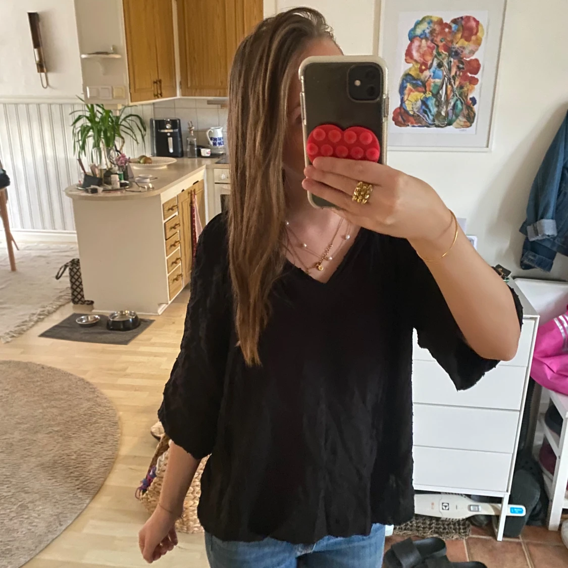 Svart blus med v-ringning och volymärm - 2