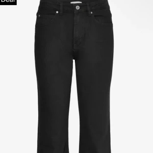 Svarta wide jeans med hög midja - Snygga svarta jeans med hög midja och breda ben. Klassisk femficksmodell med dragkedja och knapp framtill. Byxorna är från bikbok och sitter bekvämt även i bra skick.