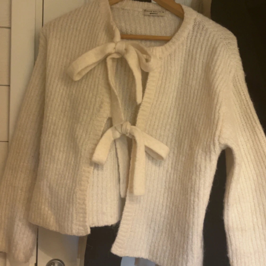 Vit stickad kofta med knyt från Gina Tricot - 3