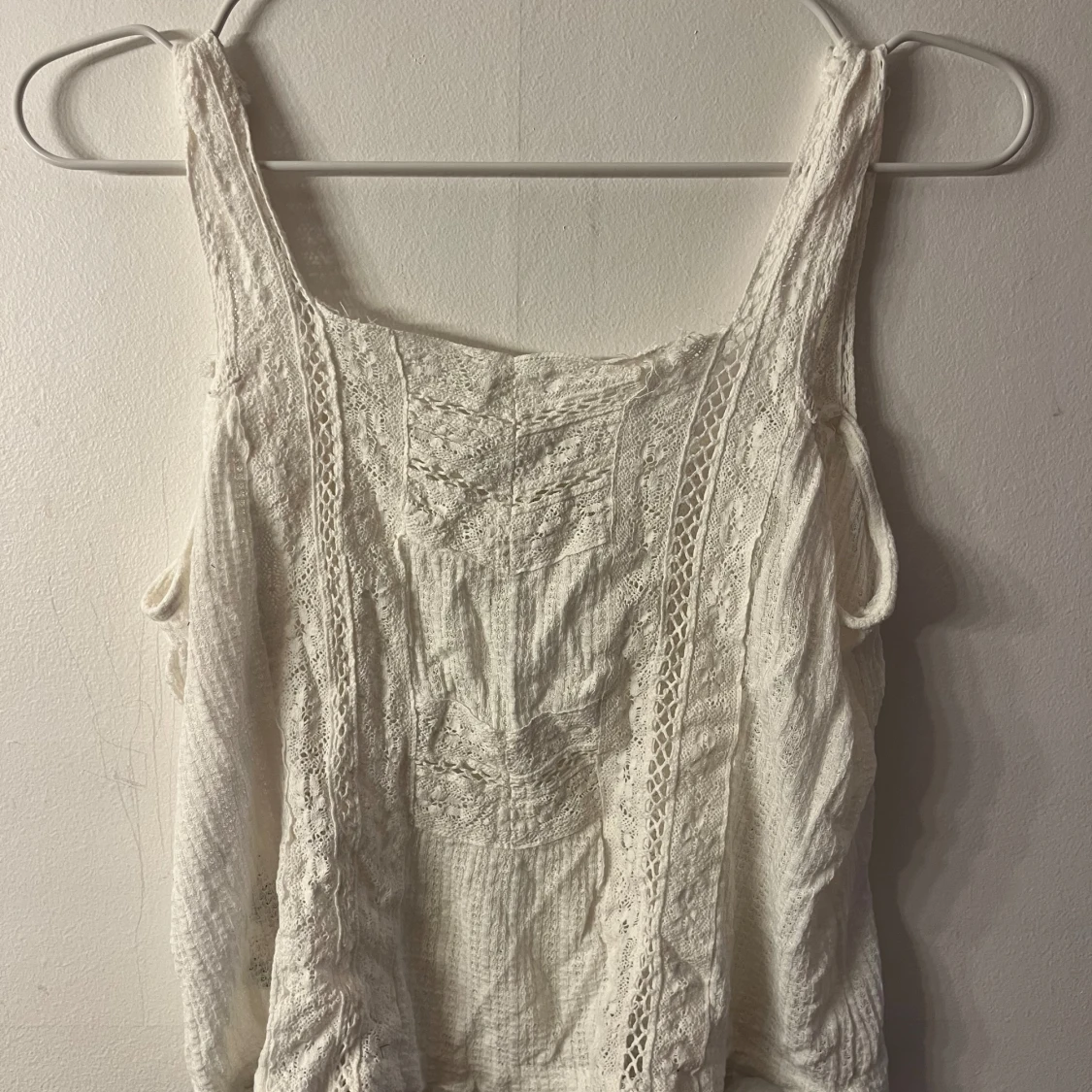 Vit spetsig linnetopp med broderi