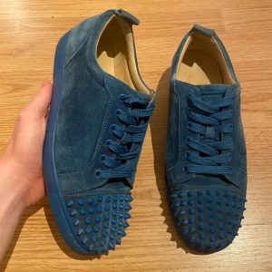 Christian Louboutin skor - Blåa Christian Louboutin skor i bra skick. Finns lite heal drag och märken på smulan. Storlek 42 kan passa större. Tveka inte att kontakta vid minsta lilla fundering. Pris går att diskutera vid snabb affär. 