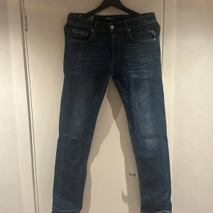 Replay Grover raka jeans blå - Snygga blå jeans från Replay, modell Grover med rak passform. Klassisk femficksdesign, tydliga kontrastsömmar och läderpatch bak i midjan. Jeansen är i ett mjukt denimtyg och har en stilren look som funkar till det mesta. Nästan aldrig använda fick dem i present men passar inte storlek 29 