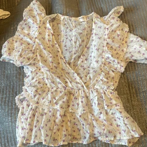 Topp - Blommig topp från selected/femme nästan aldrig använd nypris är 600kr