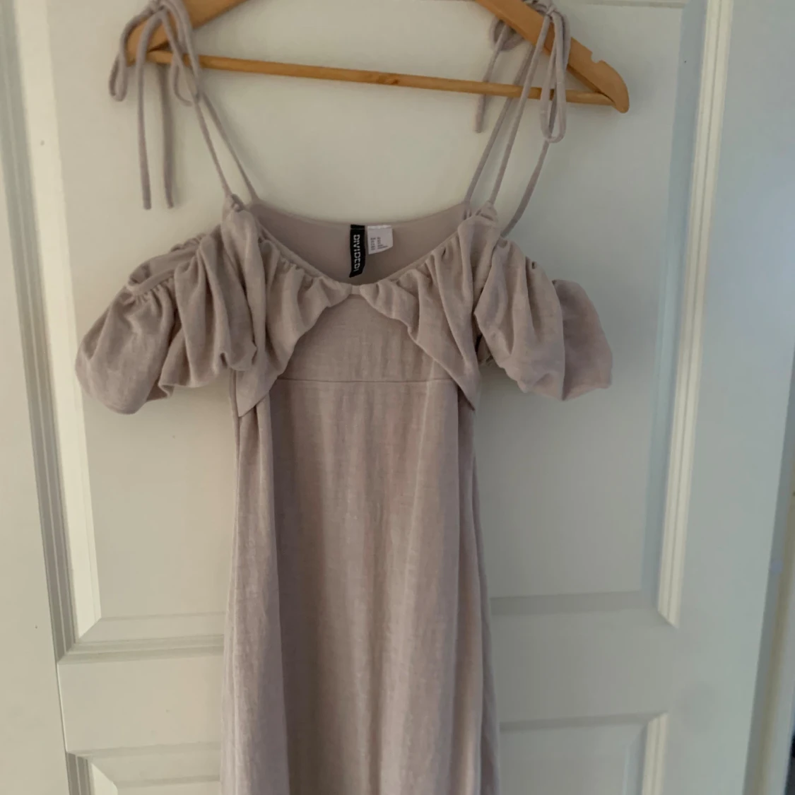 Beige kort klänning  - 1