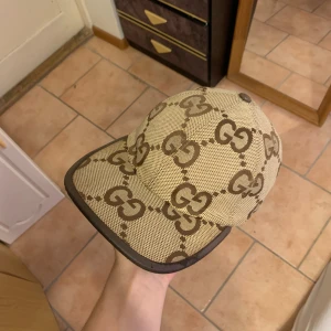 Gucci jumbo keps äkta - Tjena, säljer nu min Gucci jumbo keps då jag vill testa något nytt, kepsen är i väldigt bra skick 9/10, tar gärna byten, för fler bilder eller frågor är det bara att skriva till mig. Priset är inte helt hugget i sten, vid snabb affär kan gå ner i pris. Går även bra att mötas med.☺️😊