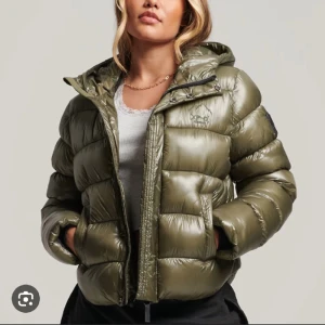 Superdry jacka - Säljer min gröna Superdry jacka då den inte kommit till användning och endast använd ett fåtal ggr, bra skick! Den är storlek 40 men passar S/M. Modellen säljs ej längre så svår att få tag på! ❤️nypris 1500, säljer för 750 kr! Privat för mer bilder!! 