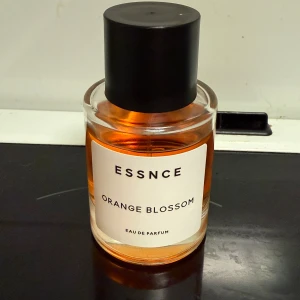 Essnce Orange Blossom - Doftar blommigt och citrusaktigt 🌸har använd några gånger.