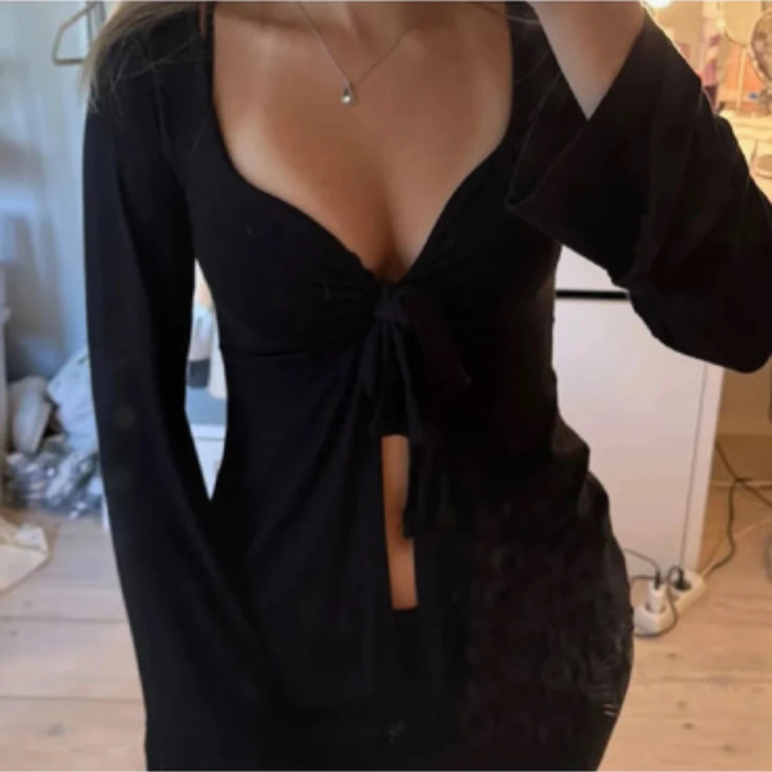 Svart långärmad omlottopp med knyt - 1