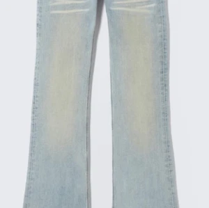 Ljusblåa cheap Monday jeans - Säljer ett par ljusblå bootcut jeans med snygga slitningar och tvättade detaljer framtill. Jeansen har låg midja och klassisk femficksdesign. Perfekta för dig som gillar en retro vibe och vill ha ett par jeans som sticker ut lite extra. Är uppsydda så är lite kortare än vanliga.