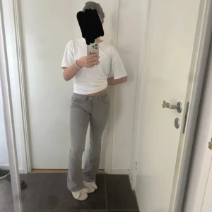 Grå bootcut jeans med låg midja - Snygga grå jeans med bootcut-modell och låg midja. 