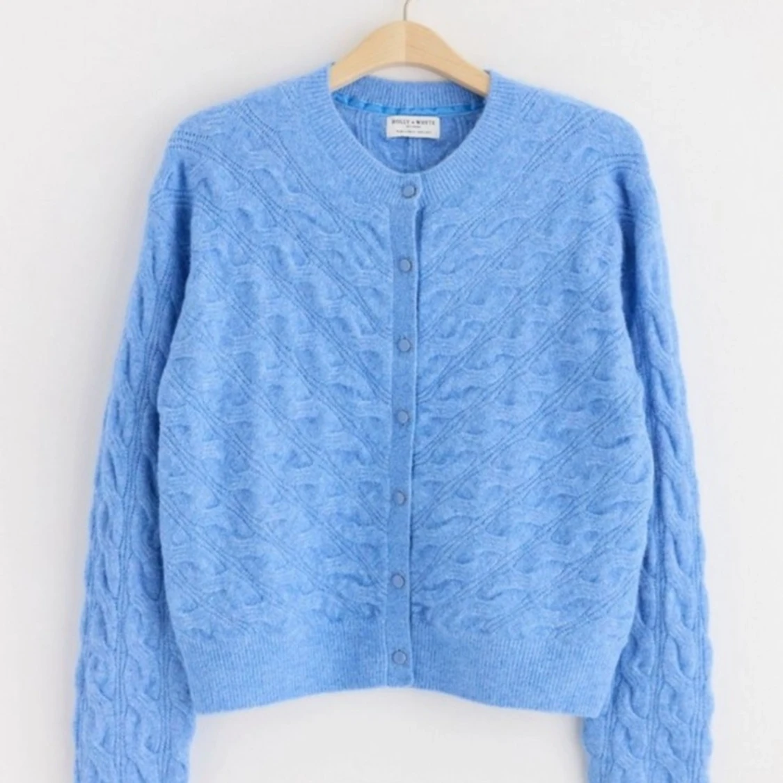 Stickad kofta från Holly & Whyte