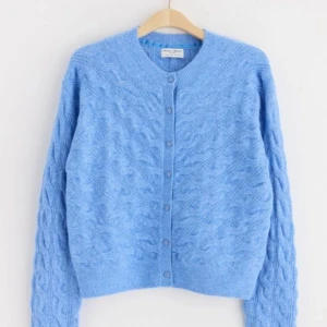 Stickad kofta från Holly & Whyte - Superfin ljusblå kabelstickad kofta från Holly & Whyte by Lindex. Koftan har rund hals, långa ärmar och knappar framtill. Mjuk och mysig känsla, Stl s knappt använd! Perfekt nu till hösten! Skriv om du är intresserad eller har några frågor!🍁🫶🩵