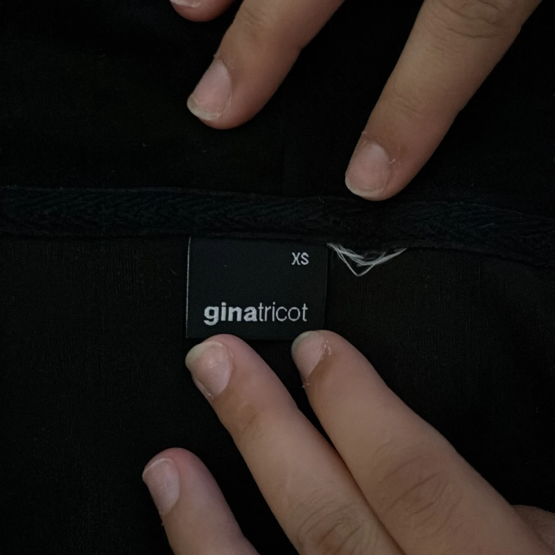 Svart hoodie med dragkedja och matchande byxor från Gina Tricot. - 2