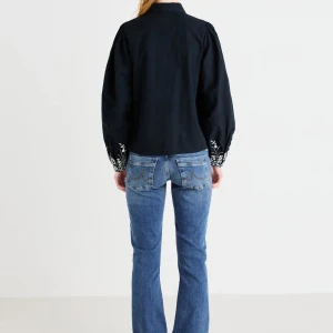 Blå bootcut jeans från LTB Molly - Säljer ett par snygga blå bootcut jeans från LTB, modell Molly. Jeansen har klassisk femficksdesign, låg midja och lätt utsvängda ben. Tillverkade i stretchig bomullsdenim för skön passform. Perfekta för dig som gillar retrovibbar och vill ha en tidlös look.