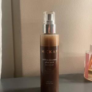 Hickap Golden Shimmer Glow Mist - Glow mist för ansikte och kropp från Hickap med skimrande guldton. Den innehåller vårdande ingredienser som kokos och vitamin B. 100% vegansk och passar alla hudtyper. Har bara använt två gånger 💞