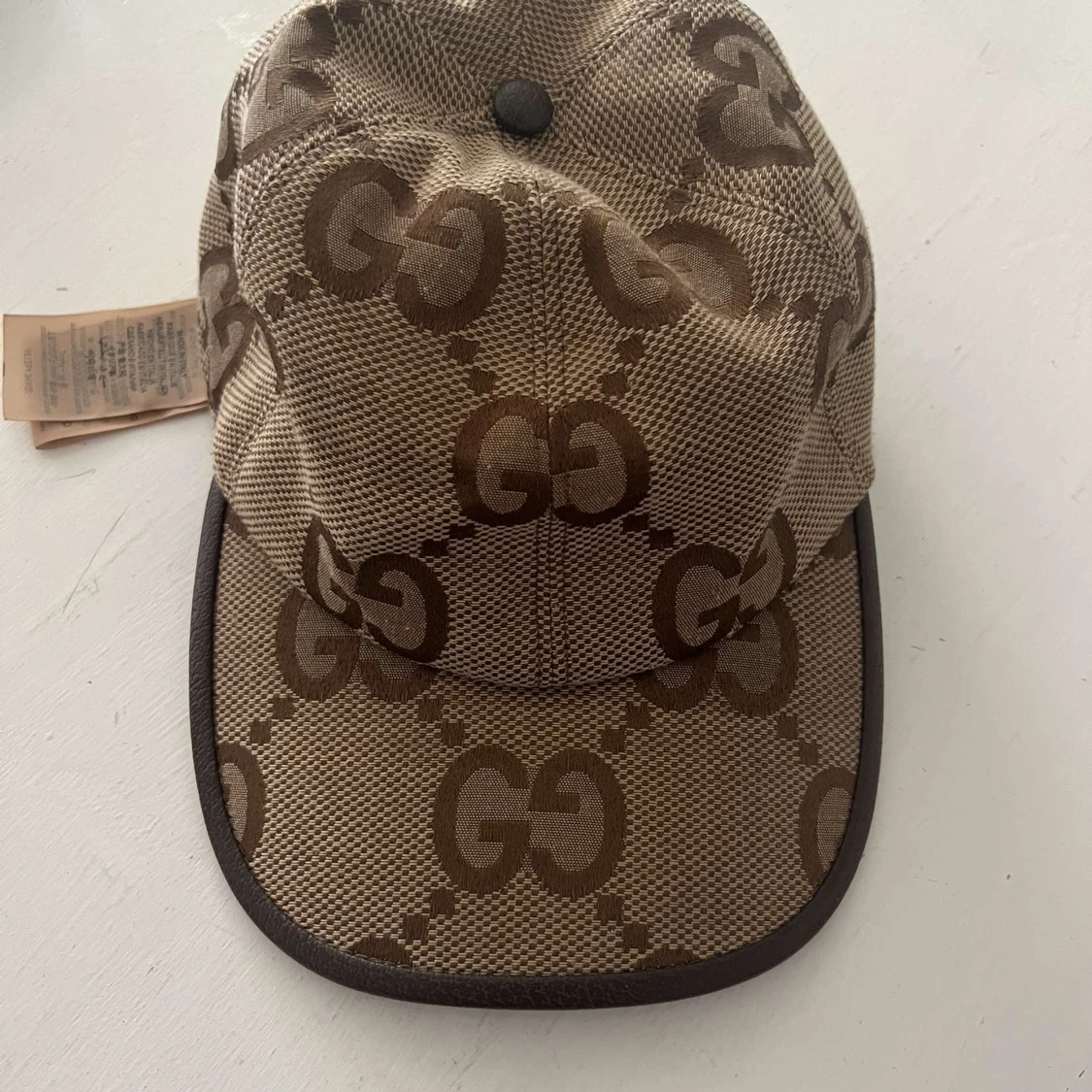 Beige keps från ggi med GG-mönster