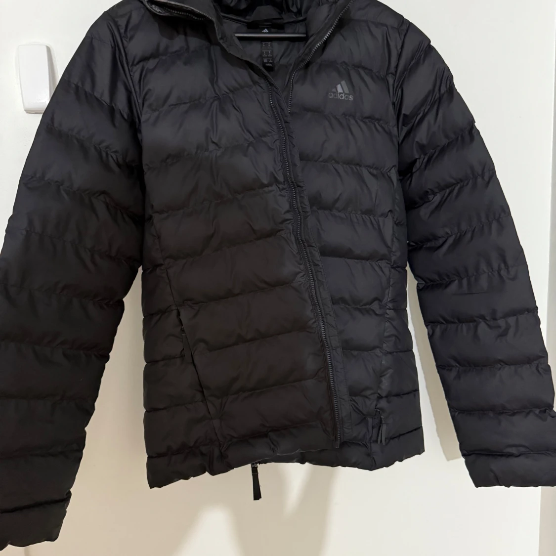 Svart pufferjacka från Adidas