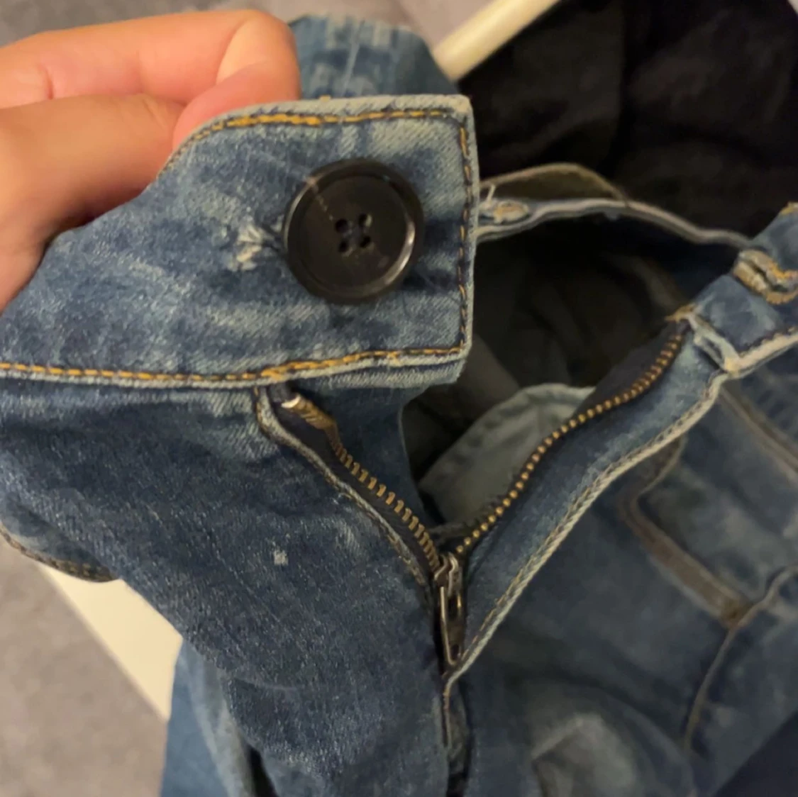 Blå bootcut jeans med stora hål - 2