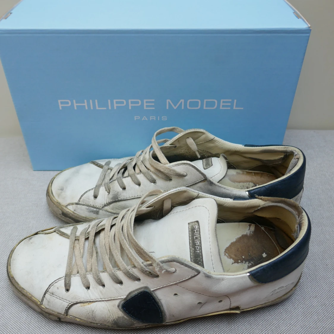 Vita Philippe Model sneakers med blå detalj