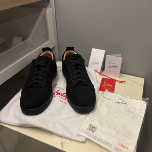 Svarta sneakers från Christian Louboutin - Tjo säljer mina svarta Loubs använda en gång.        Skick:9,9/10 Storlek:41 Pris:1350kr.                               Vid frågor och funderingar tveka inte på att höra av dig!
