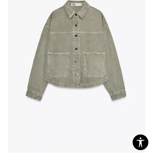 Grön jeansjacka  - Snygg ljusgrön jeansjacka från Zara i jeansmaterial. Jackan har två stora fickor framtill, knappar hela vägen och klassisk krage. Perfekt att slänga över en topp för en chill och trendig look.