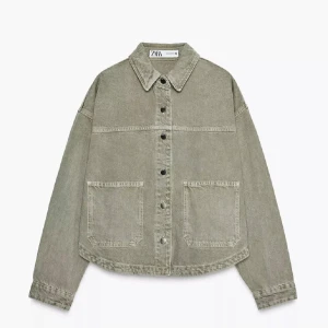 Grön jeansjacka från Zara  - Grön jeansjacka från Zara i storlek XS. I jättefint skick