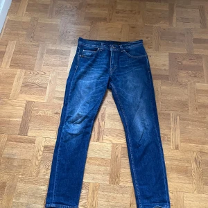 Blå jeans från tiger of Sweden modell Evolve - Säljer ett par klassiska blå jeans från Tiger of Sweden modell Evolve. Jeansen har raka ben, fem fickor och snygga kontrastsömmar. Tillverkade i Italien i slitstarkt bomullsjeans-tyg. Perfekta för dig som gillar en tidlös och clean look.