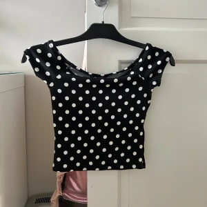 Söt topp - Fin prickig topp i mycket bra skick!!