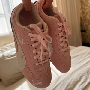 Puma sneakers i rosa mocka - Helt nya sneakers från Puma i ljusrosa mocka med vita detaljer och svart sula. Säljer eftersom jag köpte andra skor så har inte någon anvönding för dessa!