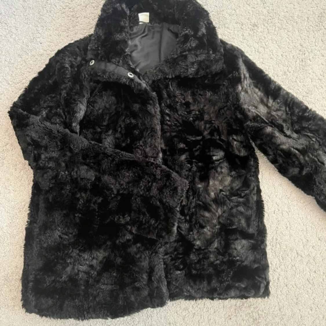 Svart pälsjacka med krage