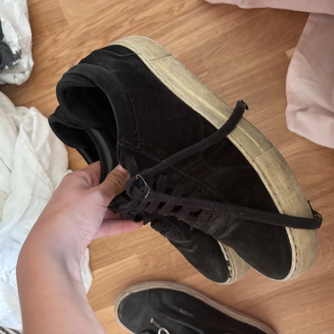 Svarta sneakers i mocka från Brixtad - 1