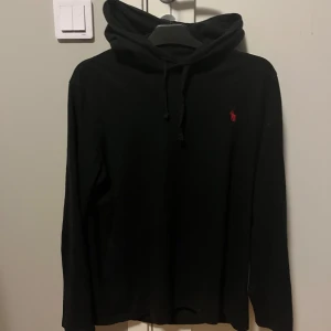 Svart hoodie från Polo Ralph Lauren - Storlek M. Mycket bra skick!