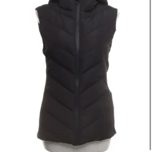 Svart dunväst med huva ZARA - Knappt använd ZARA väst, storlek xs. Mitt pris 300