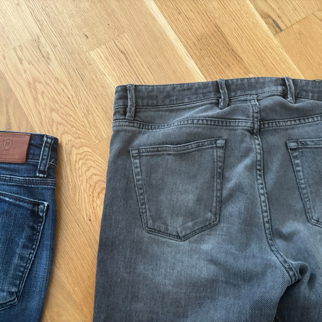 Två par Massimo Dutti jeans, strl 31. Säljer båda för 210. Ena för 130. - 1
