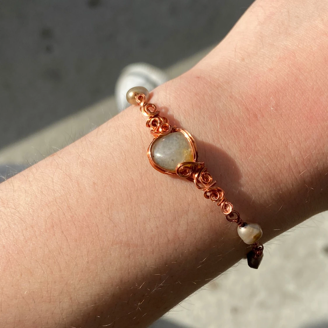 Handgjort koppararmband med pärlor - 1