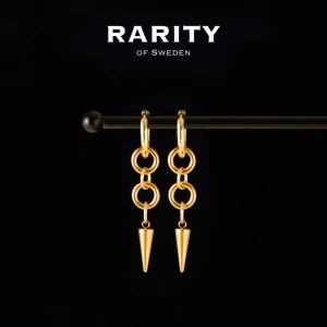 Statement Spike Earring - Gold: Guldiga örhängen med nitar - Snygga guldiga örhängen med två cirkelformade länkar och en spetsig nit längst ner. Designen är modern och edgy, perfekt för dig som vill sticka ut. Örhängena är tillverkade i rostfritt stål med en glansig finish och har en cool kedjedetalj.