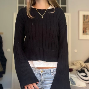 Svart ribbad stickad tröja - Snygg stickad tröja med vida armar💕💕