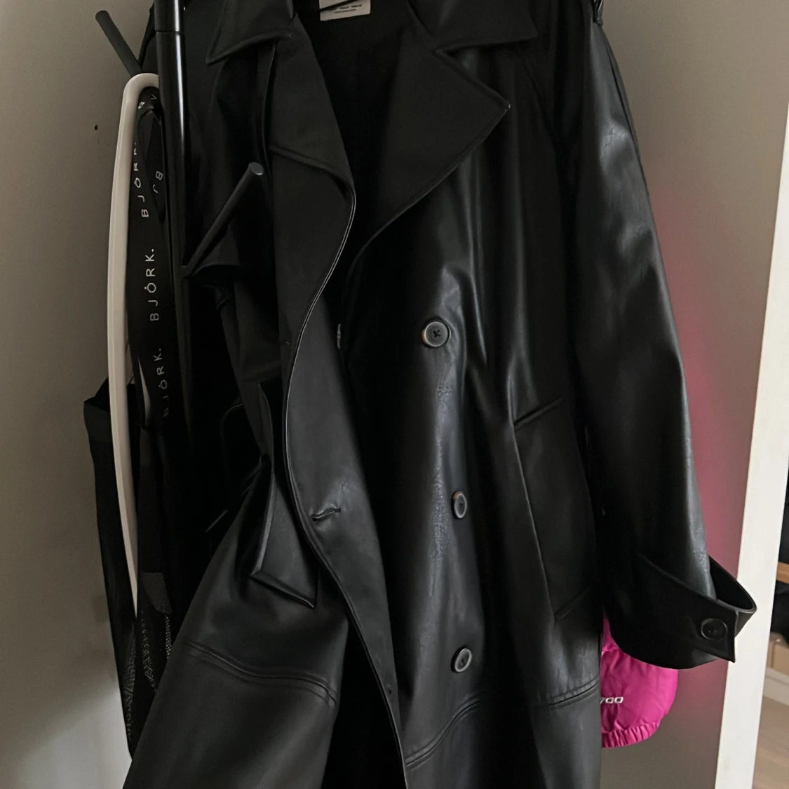 Svart skinn trenchcoat från Bershka - 1