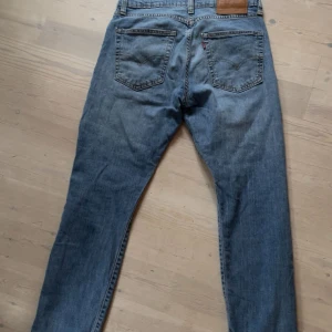Levi's 512 blå jeans nästan nya - Säljer dessa sköna levis i en rak men lite mer slim modell! strl 30/30