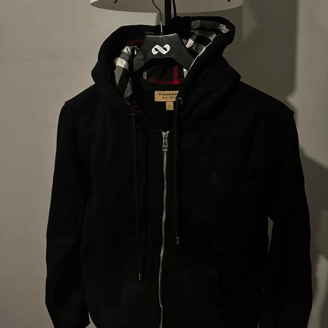 Svart hoodie från Burberry med dragkedja