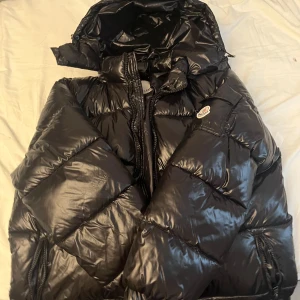 Svart Moncler Maya - Säljer min svarta moncler maya som jag endast har användt en vinter. Nfc funkar men hade ingen extra mobil så kunde inte ta bild. Den har inga stora tydliga skador. Priset kan diskuteras och jag kan skicka bilder efter förfrågan